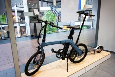 Lviv, Ukrayna - 17 Mart 2025: Pürüzsüz modern Fiido katlanabilir bisiklet ve alışveriş ortamında elektrikli scooter
