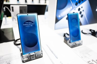 Lviv, Ukrayna - 17 Mart 2025: Yeni Samsung Galaxy S25 akıllı telefonu bir mağaza vitrininde sergilendi.