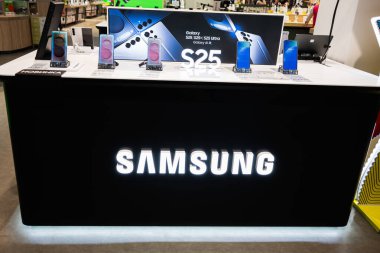 Lviv, Ukrayna - 17 Mart 2025: Samsung tezgahında sergilenen elektronik cihazlar bir perakende mağazasında akıllı telefon özelliklerini tanıtıyorlar.