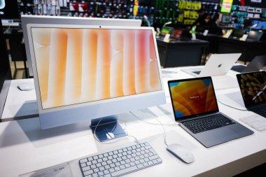 Lviv, Ukrayna - 17 Mart 2025: Apple Imac ve MacBook Air dizüstü bilgisayarlarını en son elektronik teknolojileri sergileyen mağazada sergiliyor.