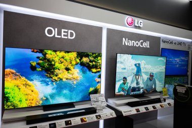 Lviv, Ukrayna - 17 Mart 2025: LG OLED ve NanoCell televizyonları perakende ortamında ürün ayrıntılarıyla sergilendi.
