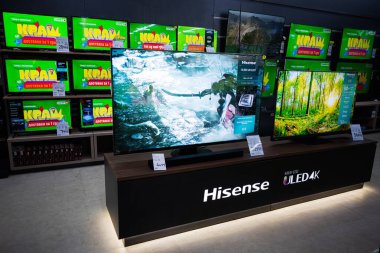 Lviv, Ukrayna - 17 Mart 2025: Hisense ULED 4K üniteli televizyon galerisi
