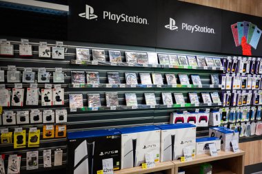 Lviv, Ukrayna - 17 Mart 2025: Bir mağazada düzgünce düzenlenmiş konsollar, oyunlar ve aksesuarlar içeren PlayStation marka ürünleri.