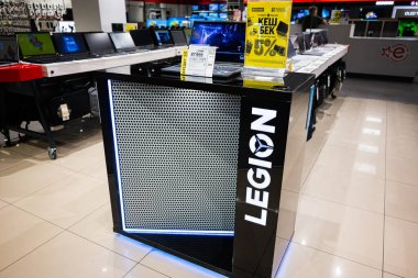 Lviv, Ukrayna - 17 Mart 2025: Laming Lenovo Legion dizüstü bilgisayarı bir perakende elektronik mağazasında aydınlatılmış bir tanıtım ekranı ile sergileniyor