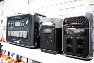 Lviv, Ukrayna - 17 Mart 2025: Taşınabilir elektrik santrallerinin çeşitli modelleri acil durum ve eğlence amaçlı kullanım özellikleri sergiliyor