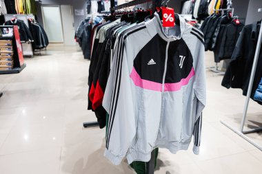 Lviv, Ukrayna - 17 Mart 2025: Spor takımı Adidas ceketi indirimli satış promosyonuyla bir perakende mağazasında sergilendi 
