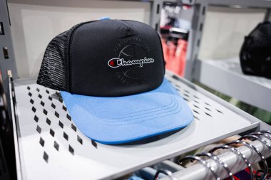 Lviv, Ukrayna - 17 Mart 2025: Bir perakende mağazasının rafında siyah ve mavi şampiyon şapkası sergileniyor