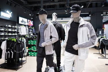 Lviv, Ukrayna - 17 Mart 2025: Canlı bir şehir perakende ortamında Puma modasına uygun spor giysileri giyen mankenler