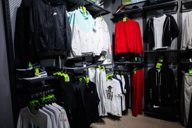 Lviv, Ukrayna - 17 Mart 2025: Modern Nike spor giyim ve etkinlik giysileri profesyonel bir perakende satış ortamında raflarda sergilendi. 
