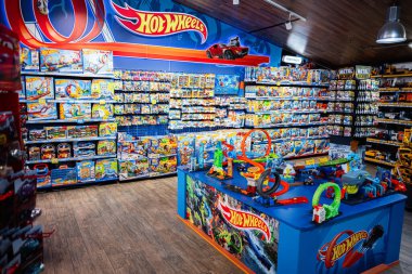 Lviv, Ukrayna - 19 Mart 2025: Parlak düzenlenmiş oyuncak mağazası, Hot Wheels ürünleri ve pist ayarları