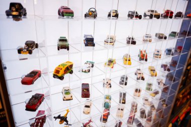 Lviv, Ukrayna - 19 Mart 2025: Raflarda şeffaf bir ızgarada düzenli bir şekilde sergilenen Hot Wheels oyuncak araba koleksiyonu