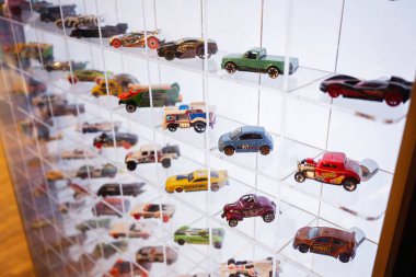 Lviv, Ukrayna - 19 Mart 2025: Minyatür Hot Wheels araba koleksiyonu şeffaf bir depolama çantasında düzgünce düzenlendi.