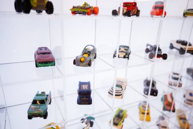 Lviv, Ukrayna - 19 Mart 2025: Şeffaf bir ızgara tarzı depolama çantasında çeşitli renkli Hot Wheels minyatür arabaları sergilenmektedir