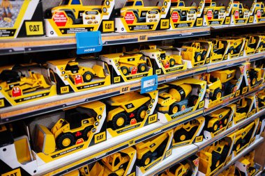 Lviv, Ukrayna - 19 Mart 2025: Oyuncak kazıcıları ve yükleyicilerin koleksiyonu perakende mağaza raflarında sergilendi.