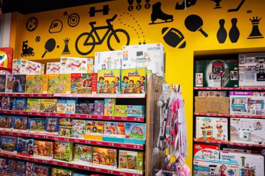 Lviv, Ukrayna - 19 Mart 2025: Eğitim ürünleri, oyunlar ve çocuk oyuncakları içeren renkli bir oyuncakçı koridoru.