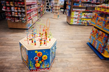 Lviv, Ukrayna - 19 Mart 2025: İnteraktif faaliyet merkezi seçeneklerle dolu canlı bir oyuncakçıda sergilendi