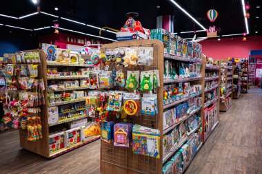 Lviv, Ukrayna - 19 Mart 2025: Renkli oyuncak mağazası içi raflar çeşitli çocuk oyuncakları ve oyunları sergileniyor