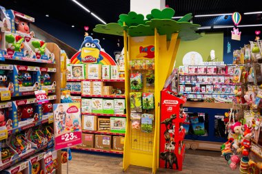 Lviv, Ukrayna - 19 Mart 2025: Oyuncak mağazası içi vitrin vitrinleri dolu 