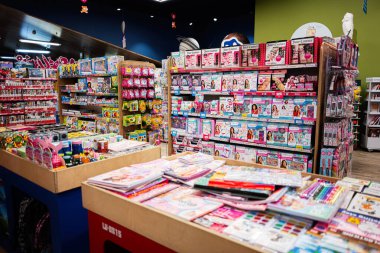 Lviv, Ukrayna - 19 Mart 2025: Perakende ortamda parlak ve canlı oyuncaklar ve sanat malzemeleri sergileniyor