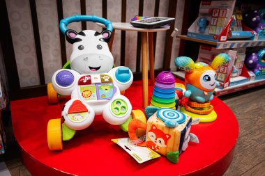 Lviv, Ukrayna - 19 Mart 2025: Canlı çocuklar bir perakende mağazasında rafta sergilenen oyuncakları öğreniyorlar