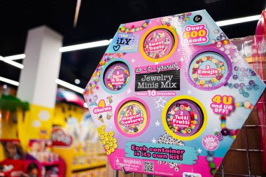 Lviv, Ukrayna - 19 Mart 2025: Mağaza raflarında sergilenen boncuklu DIY mücevher kiti yaratıcılığı teşvik ediyor.