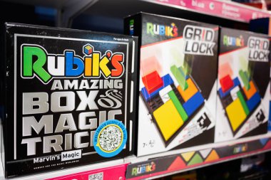 Lviv, Ukrayna - 19 Mart 2025: Rubik 'in kutulu bulmaca tabanlı oyunları ve perakende satış için uygun oyuncaklar