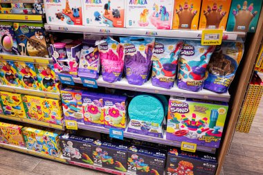 Lviv, Ukrayna - 19 Mart 2025: Kinetik kum zanaatı materyalleri sergilenen ve yaratıcı çocuklar için oyun kitleri.