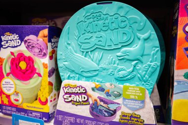 Lviv, Ukrayna - 19 Mart 2025: Derin deniz temalı renkli kinetik kum ambalajı