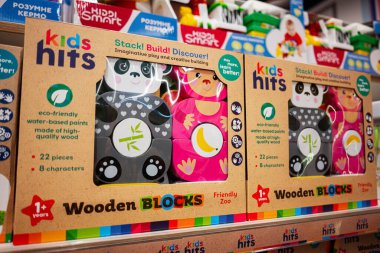 Lviv, Ukrayna - 19 Mart 2025: Hayvan tasarımlarının yer aldığı çevre dostu oyuncak blokları mağaza raflarında sergileniyor