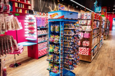 Lviv, Ukrayna - 19 Mart 2025: Parlak ışıklı oyuncak mağazası renkli Hot Wheels ürünleri, dekorasyonlar ve davetkar kurulum