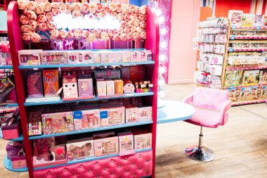 Lviv, Ukrayna - 19 Mart 2025: Oyuncak mağazası bölümü raflarda renkli oyuncaklar ve büyüleyici pembe süslemeler