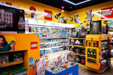 Lviv, Ukrayna - 19 Mart 2025: Her yaş için çeşitli yaratıcı ve temalı tuğlalar sergilenen canlı bir LEGO mağazası.
