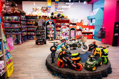 Lviv, Ukrayna - 19 Mart 2025: Sergilenen parlak ışıklı oyuncak mağazası bisiklet, peluş hayvanlar ve oyuncu dekorasyonlar