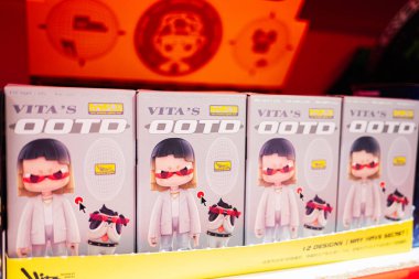 Lviv, Ukrayna - 19 Mart 2025: Renkli bir perakende ortamında sergilenen Vita 'nın Ootd karakter tasarımlı canlı oyuncak paketi