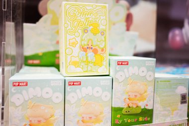 Lviv, Ukrayna - 19 Mart 2025: Pop Mart koleksiyonluk Dimoo figürleri canlı ve ilgi çekici bir perakende ortamında sergilendi