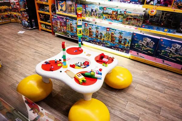 Lviv, Ukrayna - 19 Mart 2025: Renkli LEGO oyuncak dükkanında sergilenen tuğlalar ve setler