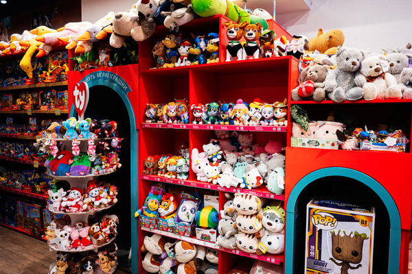 Львов, Украина - 19 марта 2025 года: оживленный магазин игрушек с разнообразными красочными плюшевыми игрушками и фигурками.
