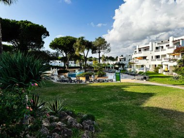 Albufeira, Portekiz - 19 Haziran 2024: Portekiz 'de Balaia Golf Köyü Resort, Albufeira, Portekiz' de havuzlu, bahçeli ve beyaz binalı tatil beldesi