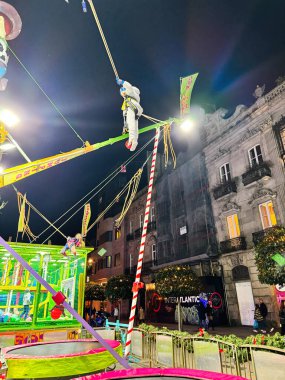 Vigo, İspanya - 31 Aralık 2024: Canlı şehir atmosferinde macera dolu eğlence parkı sahneleri. Vigo, İspanya
