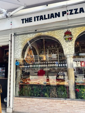 Seville, İspanya - 05 Kasım 2023: Sevilla, İspanya 'da otlar ve içeceklerle birlikte İtalyan pizza dükkanı