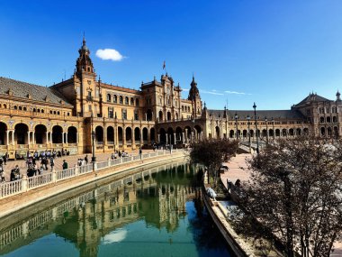 Seville, İspanya - 05 Kasım 2023: Plaza de Espana Mimari ve yansımaları güneşli bir Seville, İspanya manzarası.