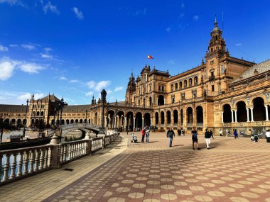 Seville, İspanya - 5 Kasım 2023 Sevilla, İspanya 'da muhteşem Plaza de Espana, ziyaretçileri ve büyüleyici mimarisi.