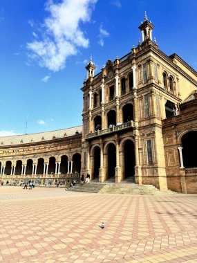 Seville, İspanya - 05 Kasım 2023: Plaza de Espana, Seville, İspanya 'nın ziyaretçileri ve çarpıcı mimarisinin manzarası