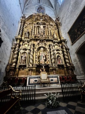 Seville, İspanya - 05 Kasım 2023: Seville 'in katedralinde altın heykel ve figürler sergilenen entrika gibi detaylı dini sunak