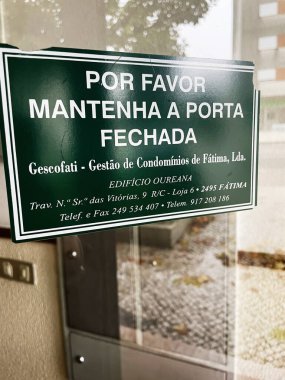 Fatima, Portekiz - 20 Kasım 2023: Portekiz 'in Fatima kentinde vatandaşlardan kapıyı kapalı tutmalarını isteyen bir tabela.