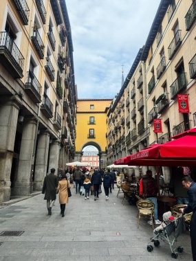 Madrid, İspanya - 28 Aralık 2023: Madrid 'deki Plaza Belediye Başkanı' na uzanan renkli cadde insanlarla ve yemekhanelerle dolu.