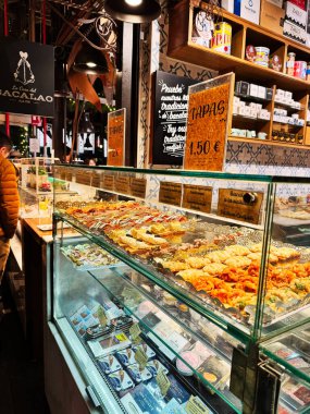 Madrid, İspanya - 28 Aralık 2023: Madrid, İspanya 'da bir gıda pazarında servis edilen geleneksel tapas renkli bir seçim.