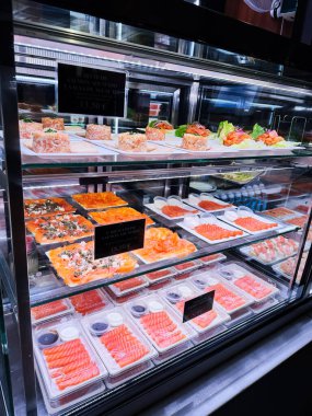 Madrid, İspanya - 28 Aralık 2023: Madrid, İspanya pazarında çeşitli somonlar sergilenmektedir.