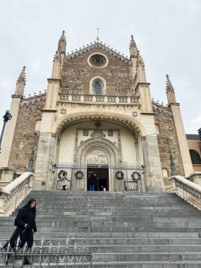 Madrid, İspanya - 28 Aralık 2023 Madrid 'de insanlar, merdivenler ve mimari detaylarla dolu güzel bir katedral girişi. Aziz Jerome Kilisesi