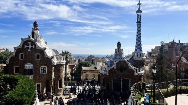 Barselona, İspanya - 24 Şubat 2023: Parc Guell binalarının ve İspanya 'nın Barselona kentsel manzarasının büyüleyici görüntüsü, açık hava koşulları